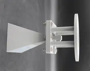 What are the advantages and disadvantages of a standard horn antenna compared to other antennas?